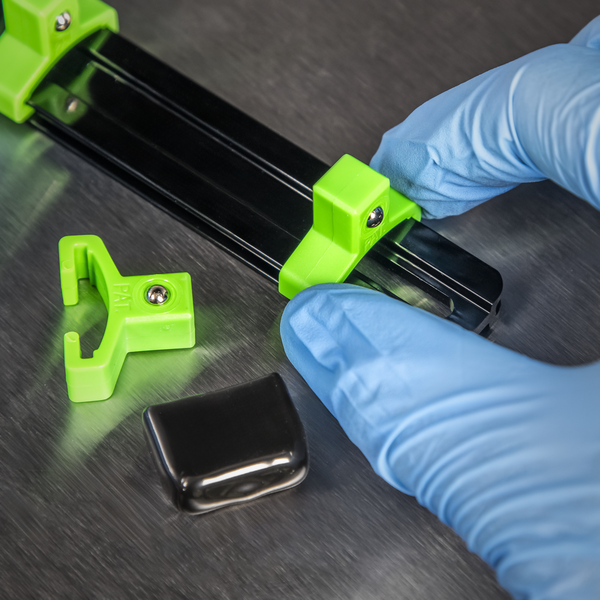 Premier AK27053HV Premier Socket Retaining Rail with 16 Clips 3/8"Sq Drive - Hi-Vis Green