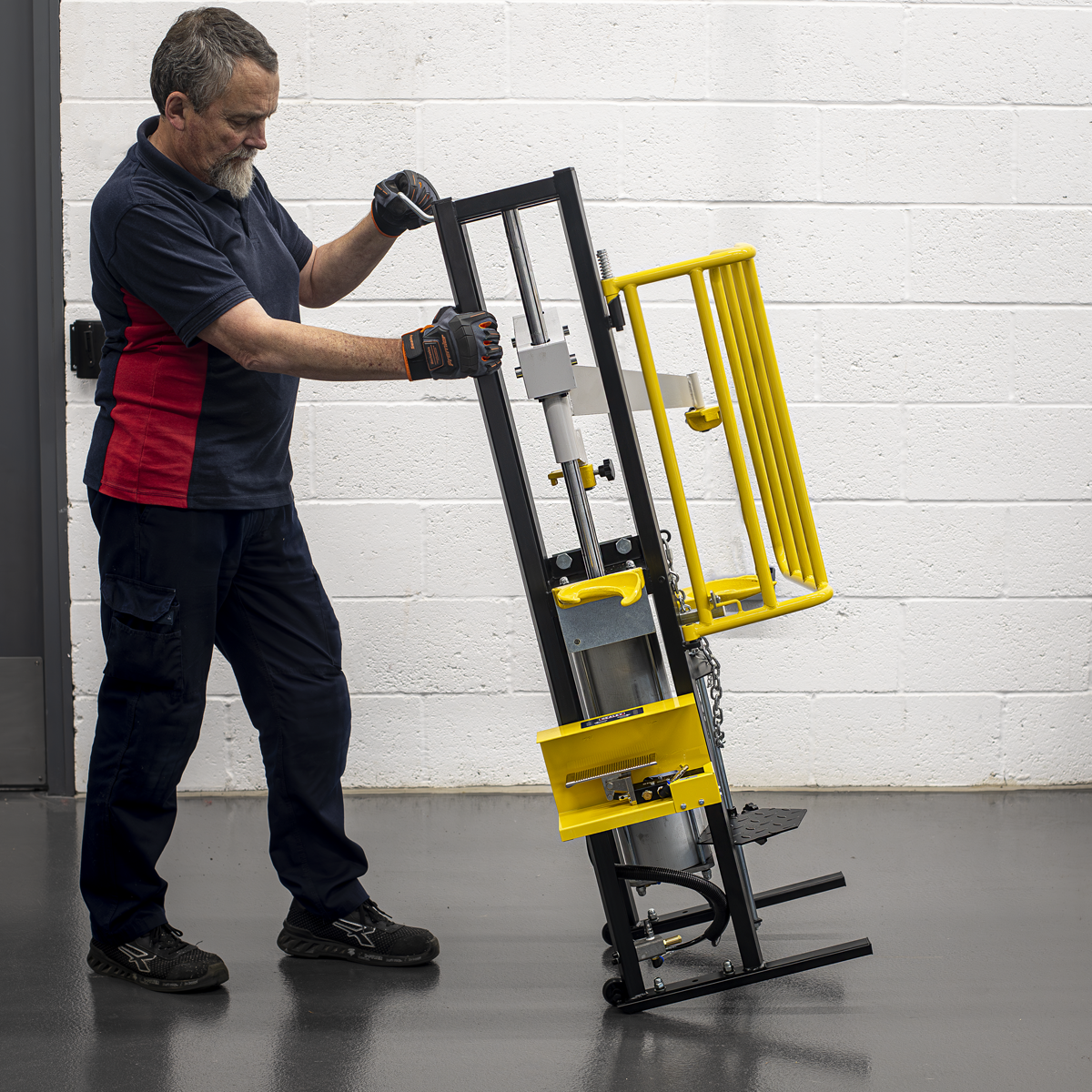 Sealey RE300 Air Operated Coil Spring Compressor 1000kg