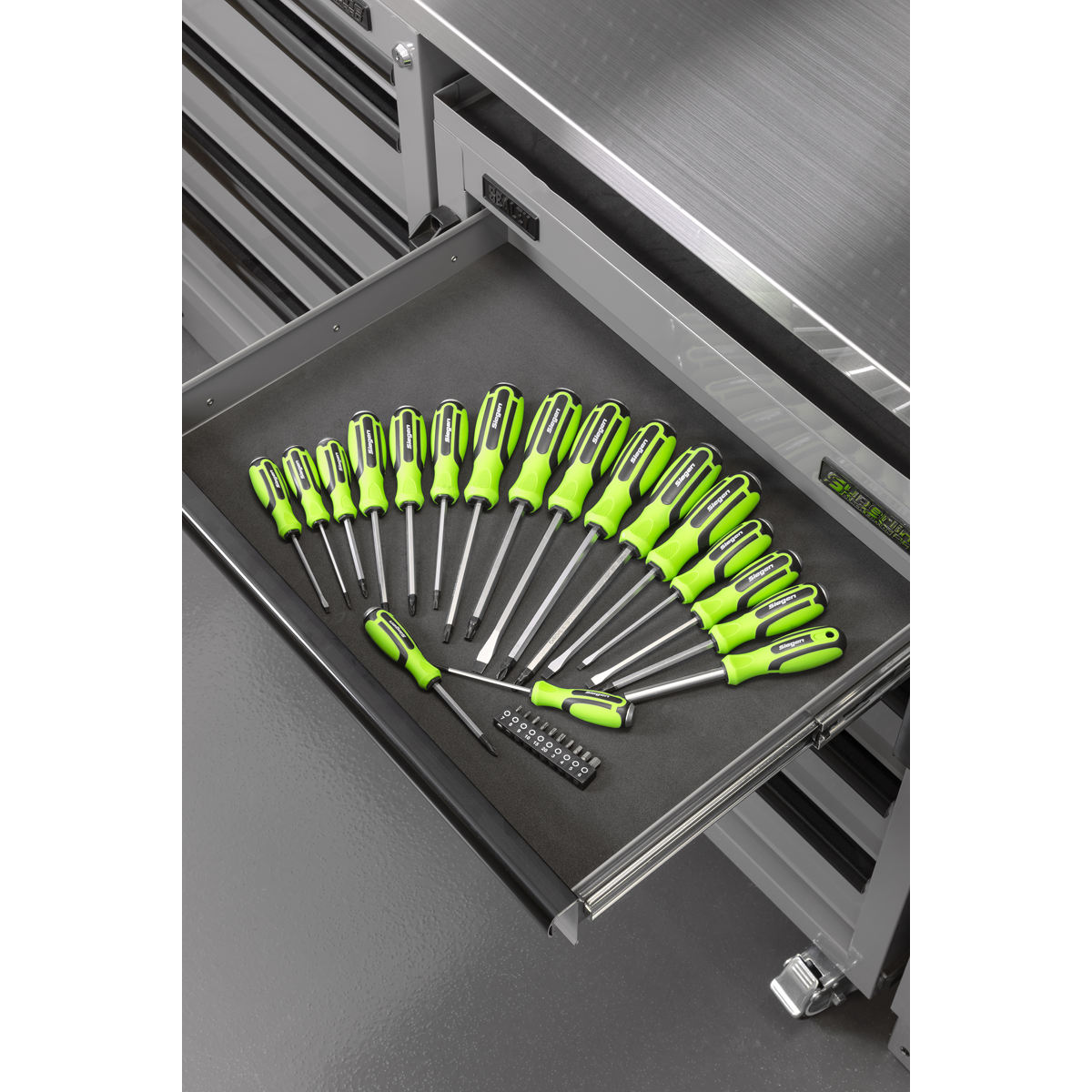 Siegen S01281 Siegen Hammer-Thru Screwdriver, Bit Driver & Bit Set with Tool Tray 28pc