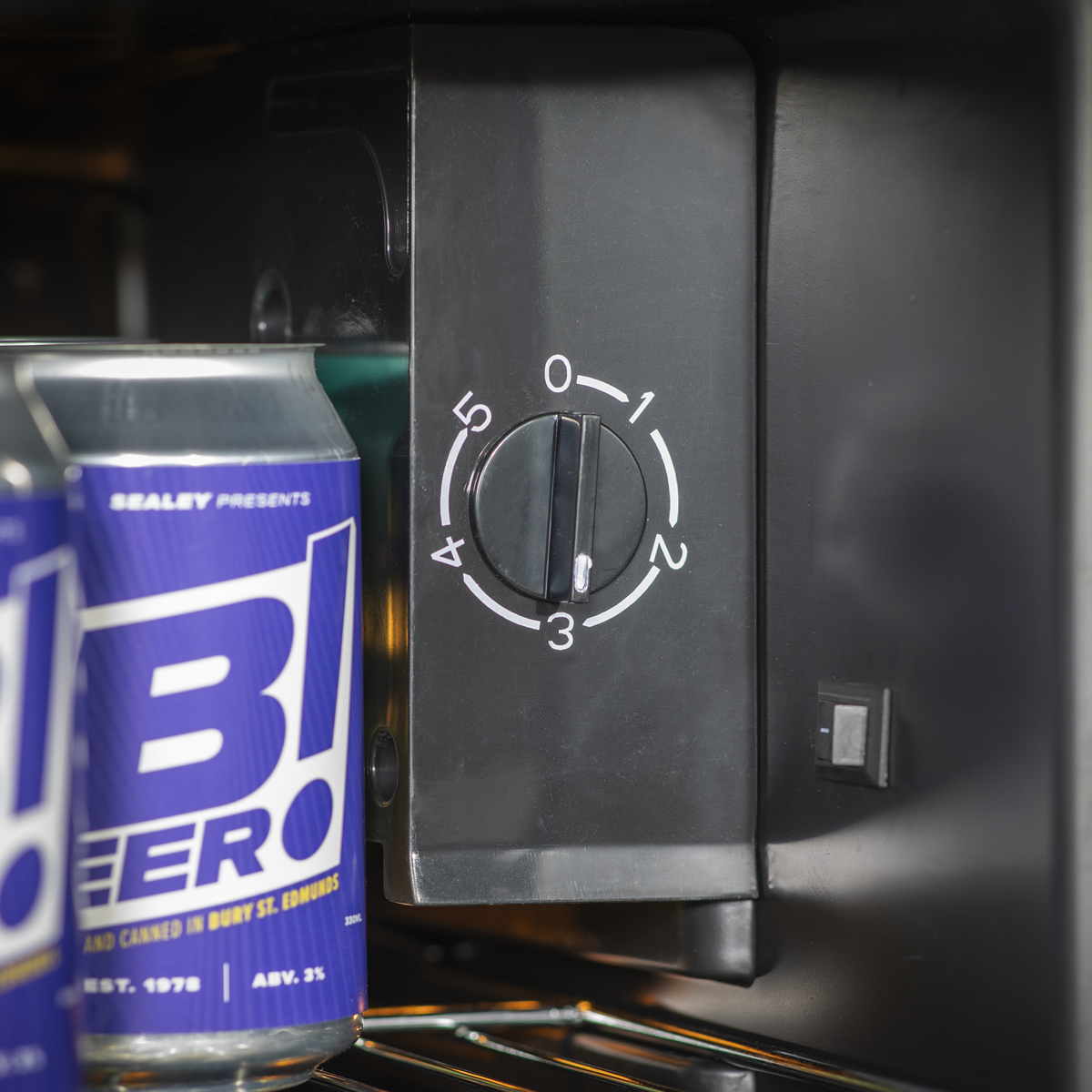 Baridi DH13 Baridi Undercounter Drinks, Beer & Wine Fridge with Wire Shelves, Internal Light & Security Lock 85L - Black