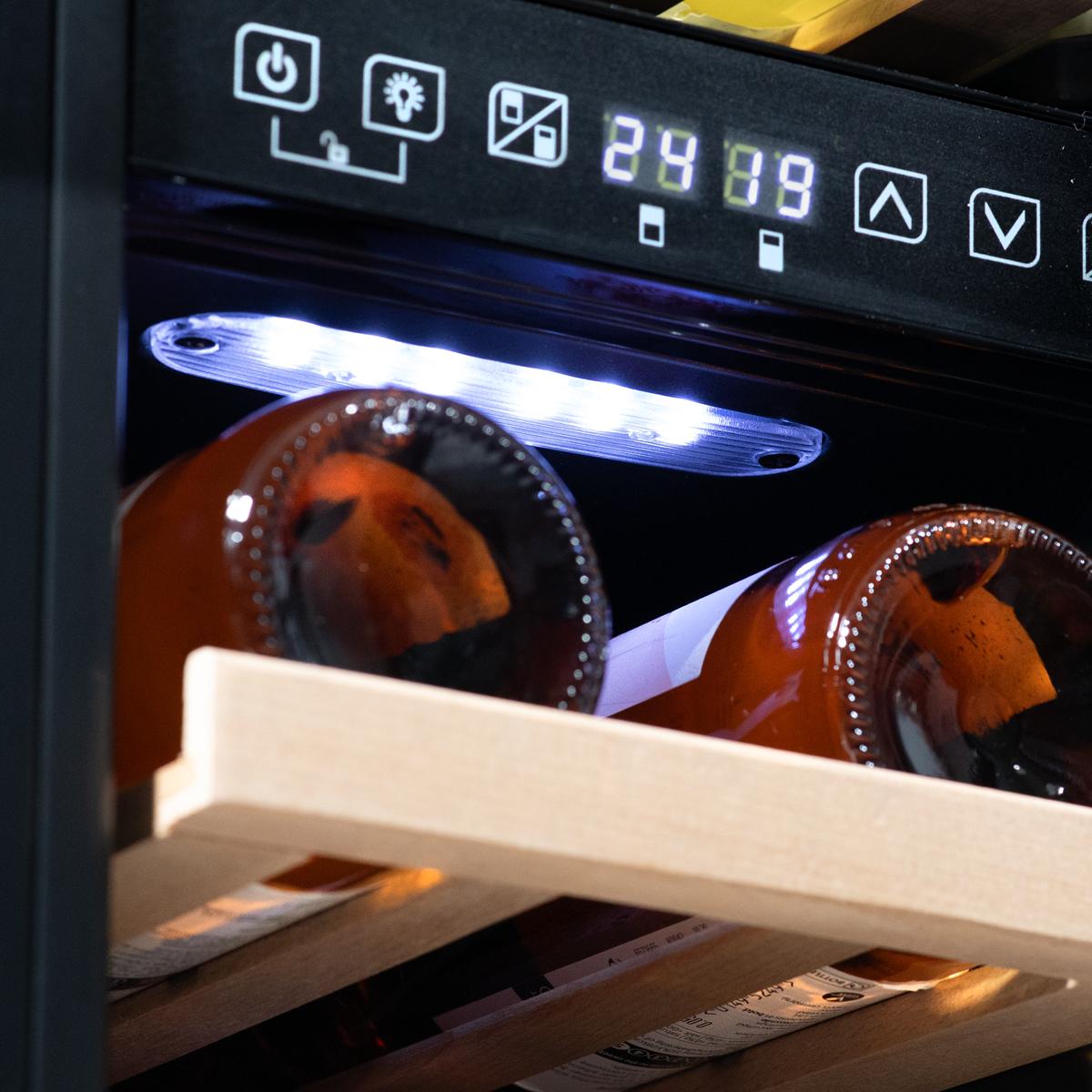 Baridi DH204 Baridi 17 Bottle Dual Zone Slim Built-In 30cm Wine Cooler with Touch Screen Controls, Beech Wood Shelves & LED Light - Black