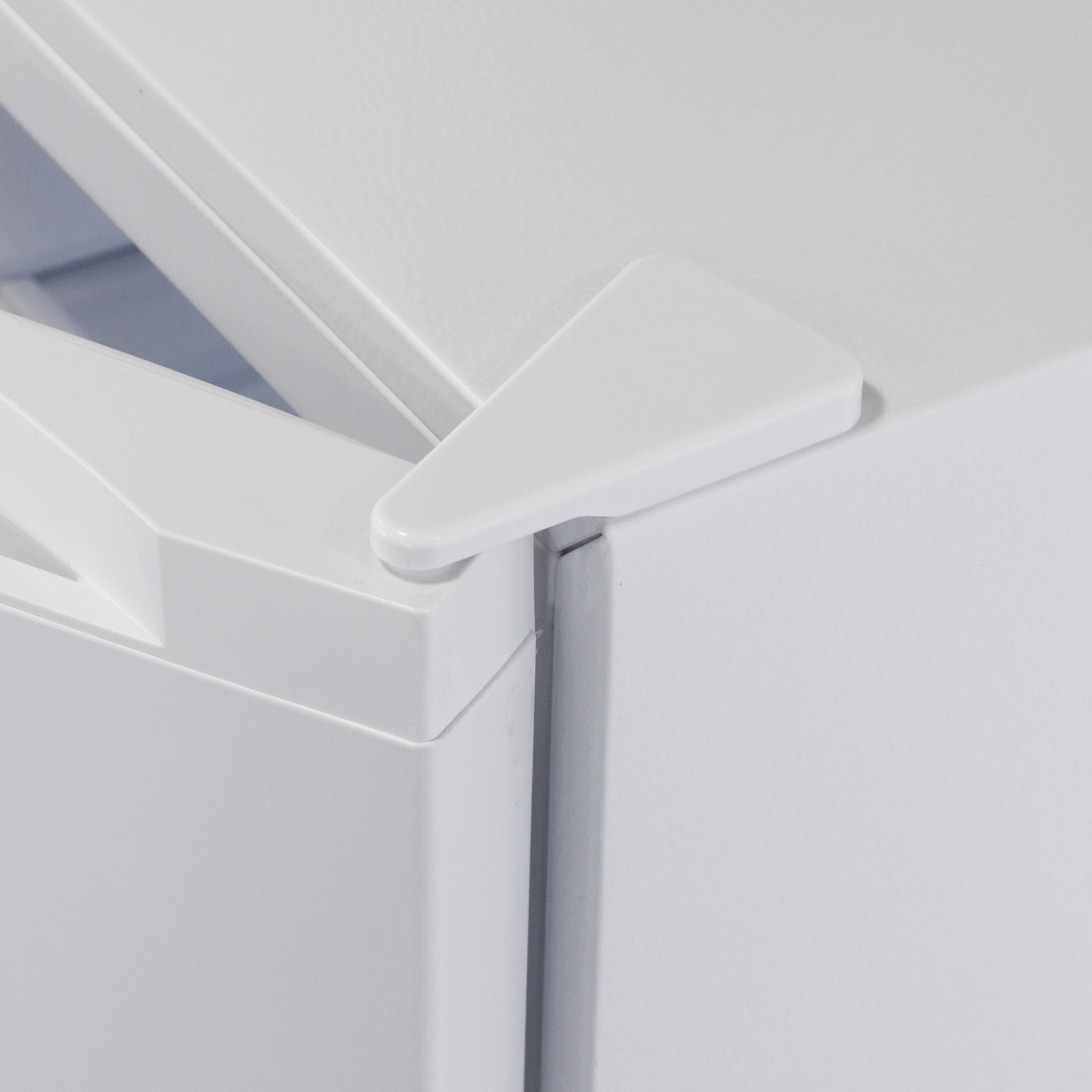 Baridi DH324 Baridi Freestanding Tall Freezer 177L Capacity – White