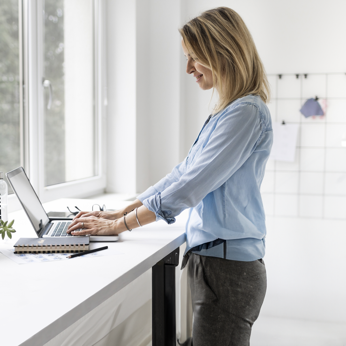Dellonda DH36 Dellonda Single Motor Ultra-Quiet Adjustable-Height Electric Sit/Stand Desk - White Desktop