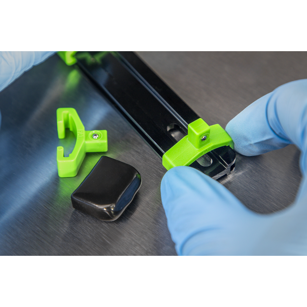 Premier AK27052HV Premier Socket Retaining Rail with 16 Clips 1/4"Sq Drive - Hi-Vis Green