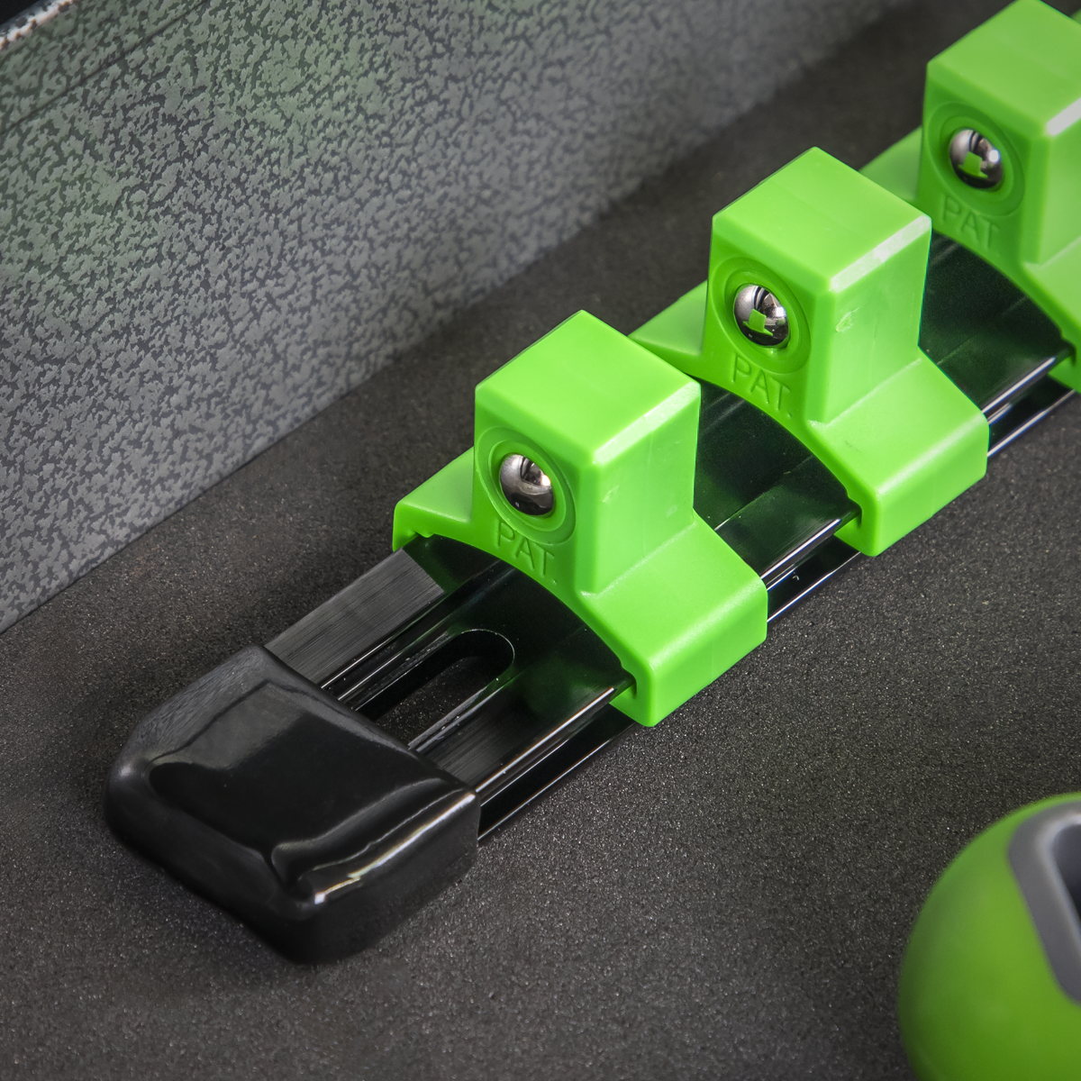 Premier AK27054HV Premier Socket Retaining Rail with 16 Clips 1/2"Sq Drive - Hi-Vis Green