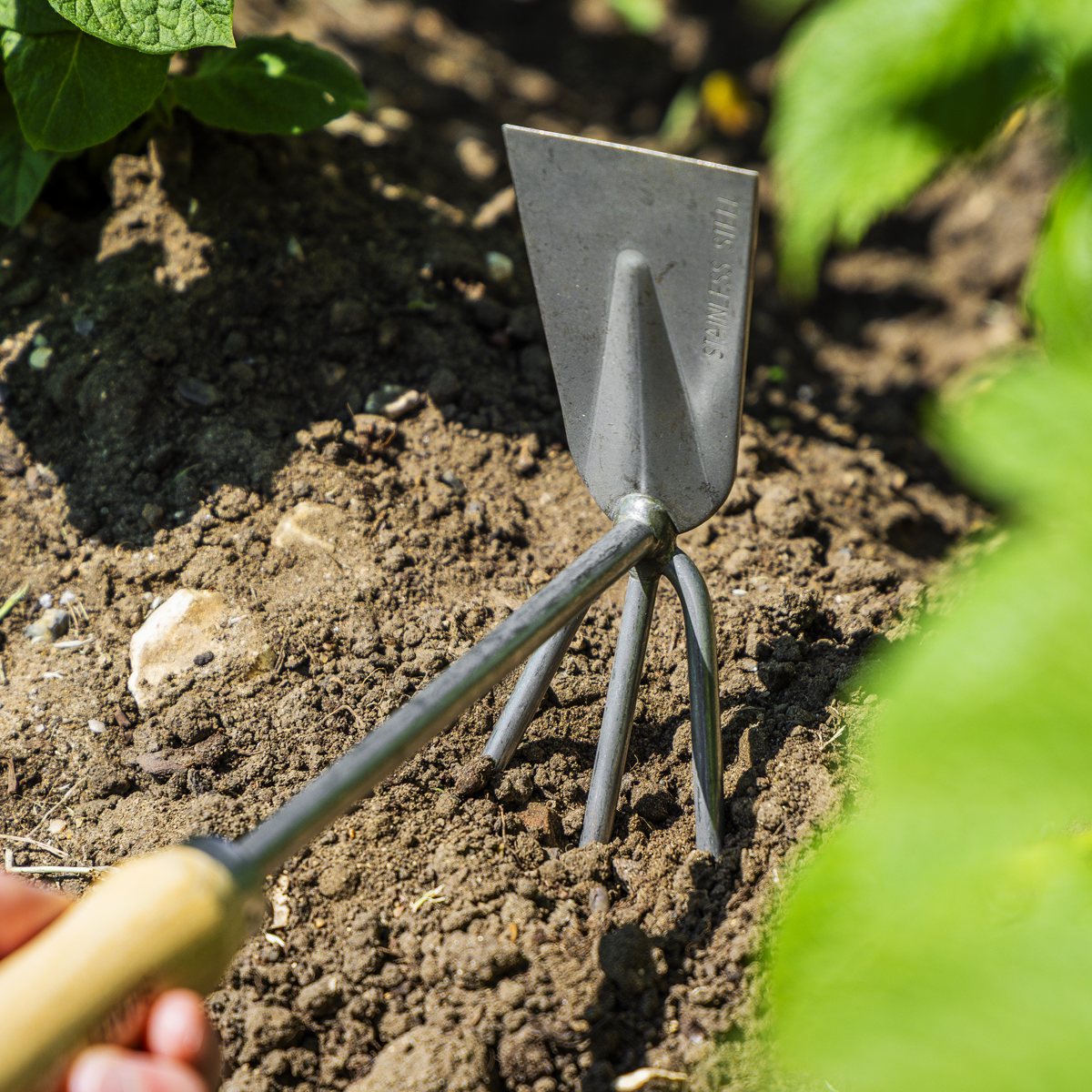 Premier GTWH002 Premier 2-in-1 Hoe and Cultivator with Ash Handle & Stainless Steel Tines/Blade