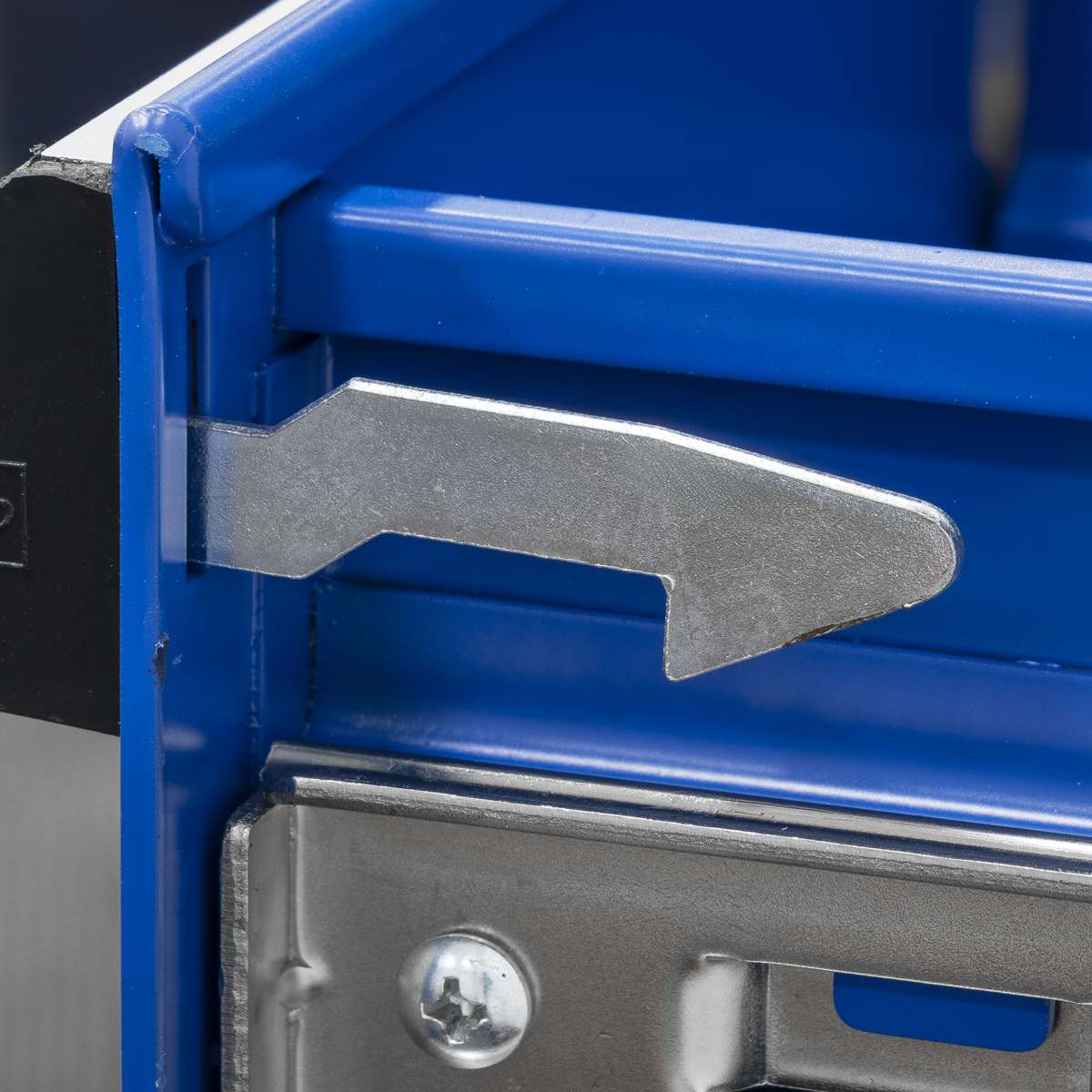 Premier Industrial API1103B Premier Industrial™ Cabinet/Workstation with 5 Drawers & 1 Shelf