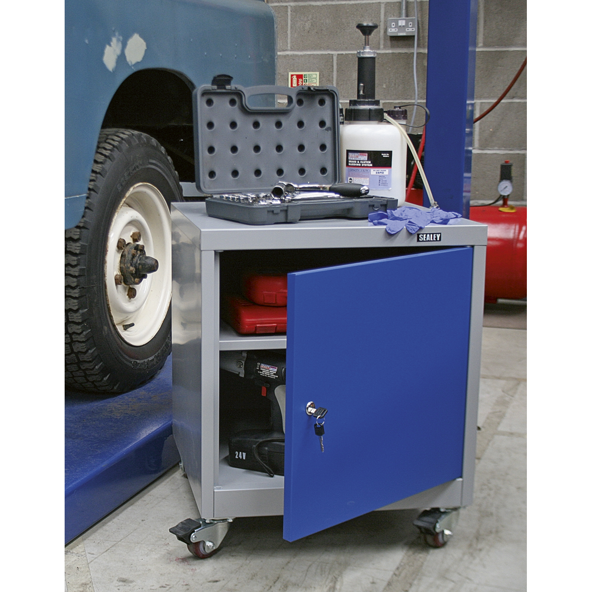 Premier Industrial API5659 Premier Industrial™ Mobile Industrial Cabinet with 1 Shelf