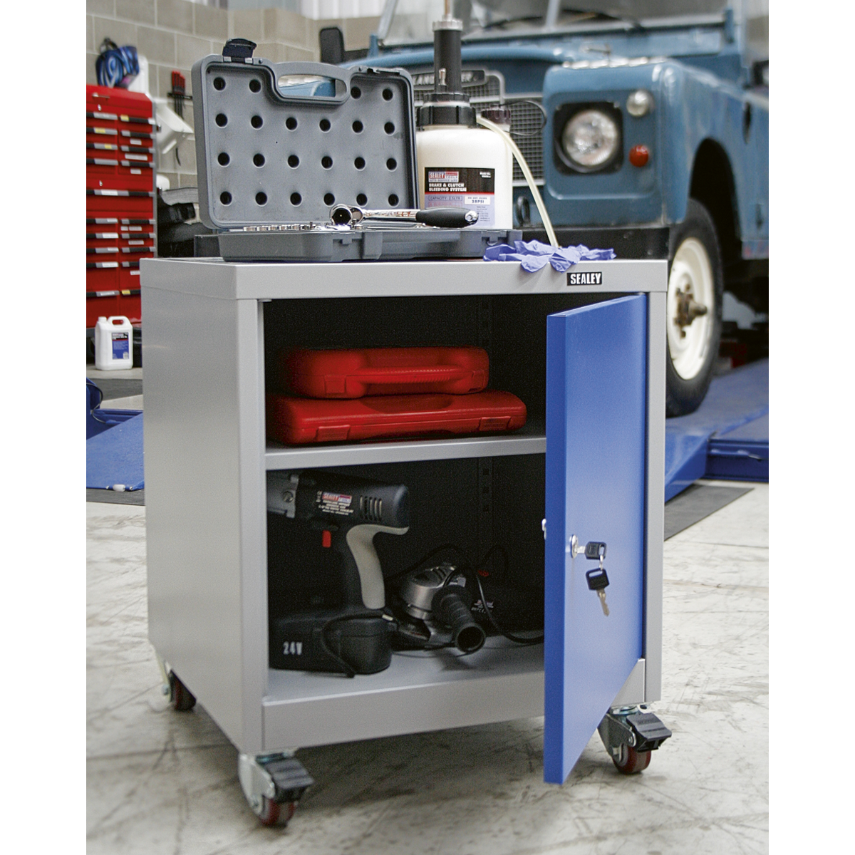 Premier Industrial API5659 Premier Industrial™ Mobile Industrial Cabinet with 1 Shelf