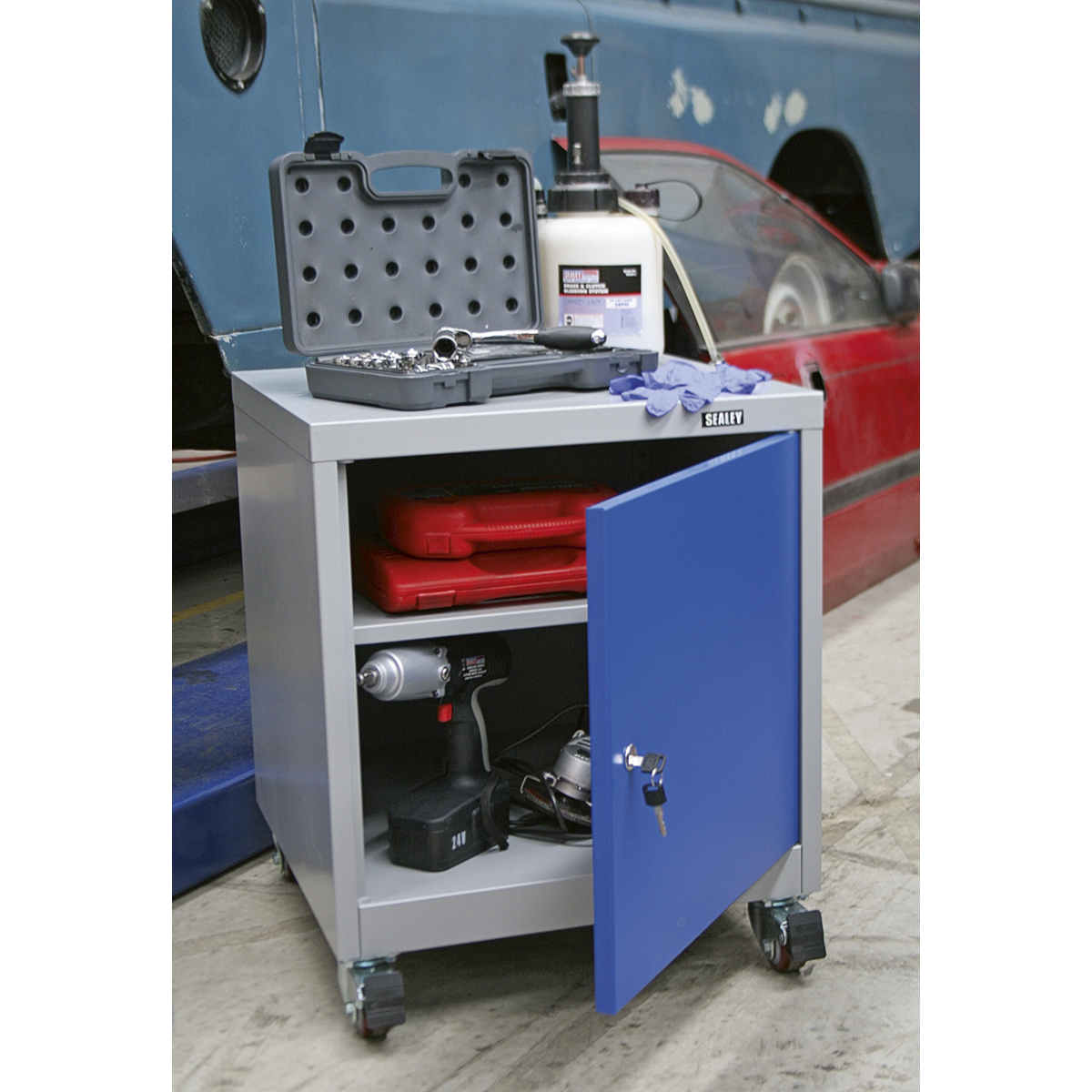 Premier Industrial API5659 Premier Industrial™ Mobile Industrial Cabinet with 1 Shelf