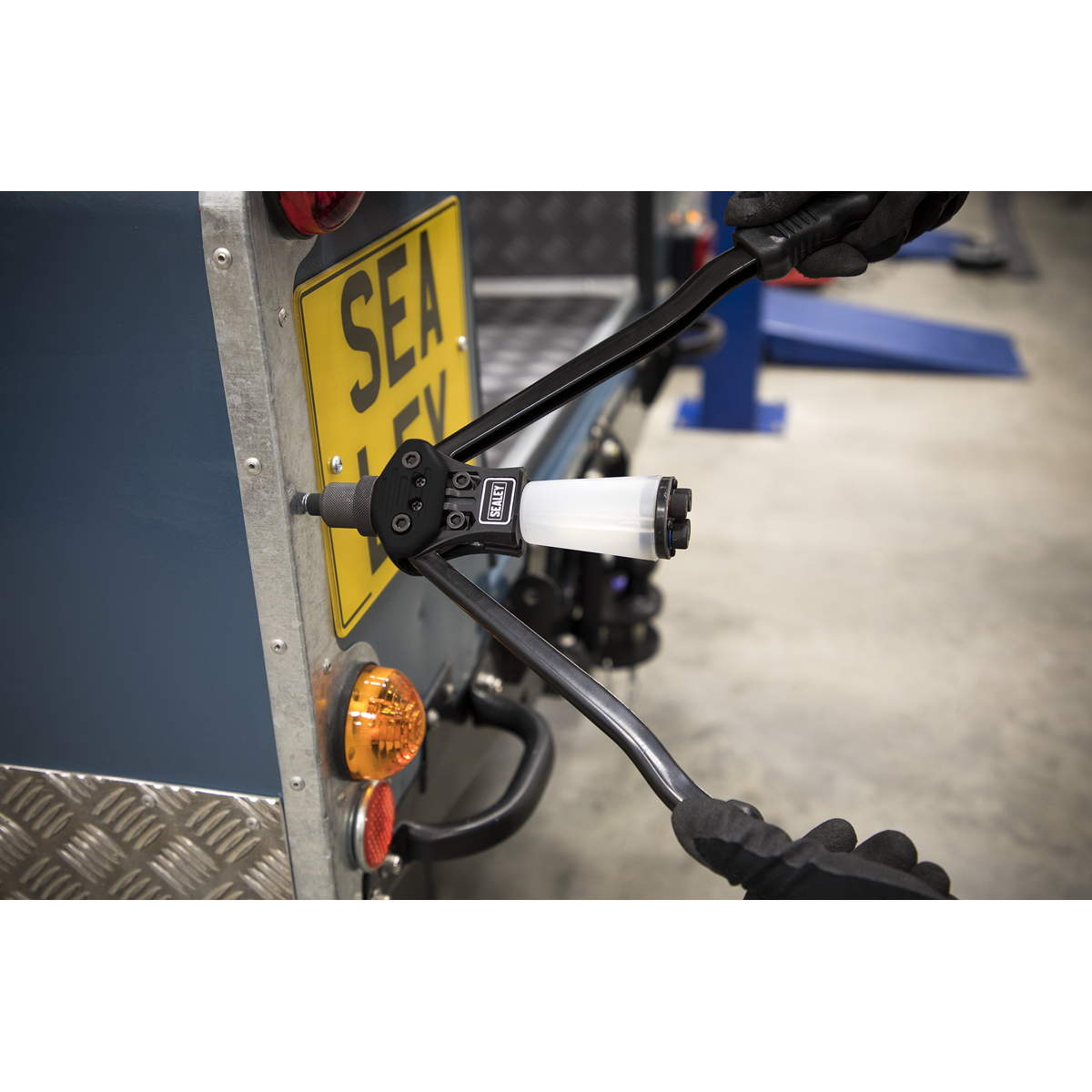 Sealey AK3983 Medium-Arm Riveter with Collection Bowl