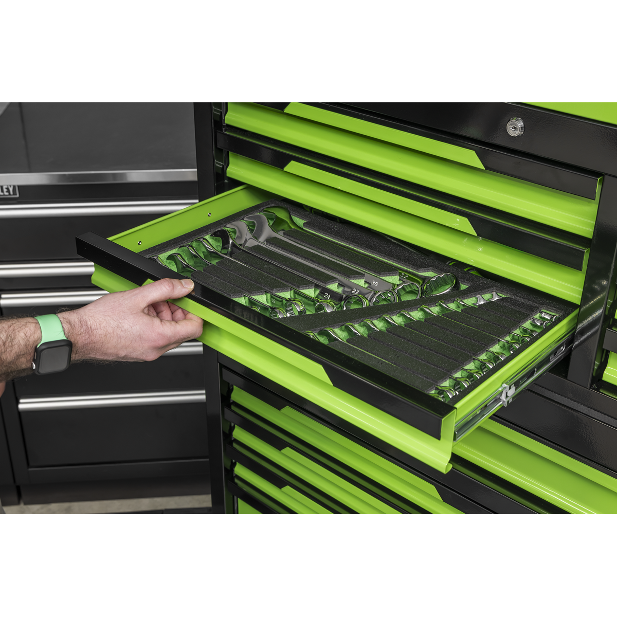 Sealey AP1080HVG Superline Pro® Topchest & Rollcab Combination 12 Drawer & 1 Door Cupboard - Green