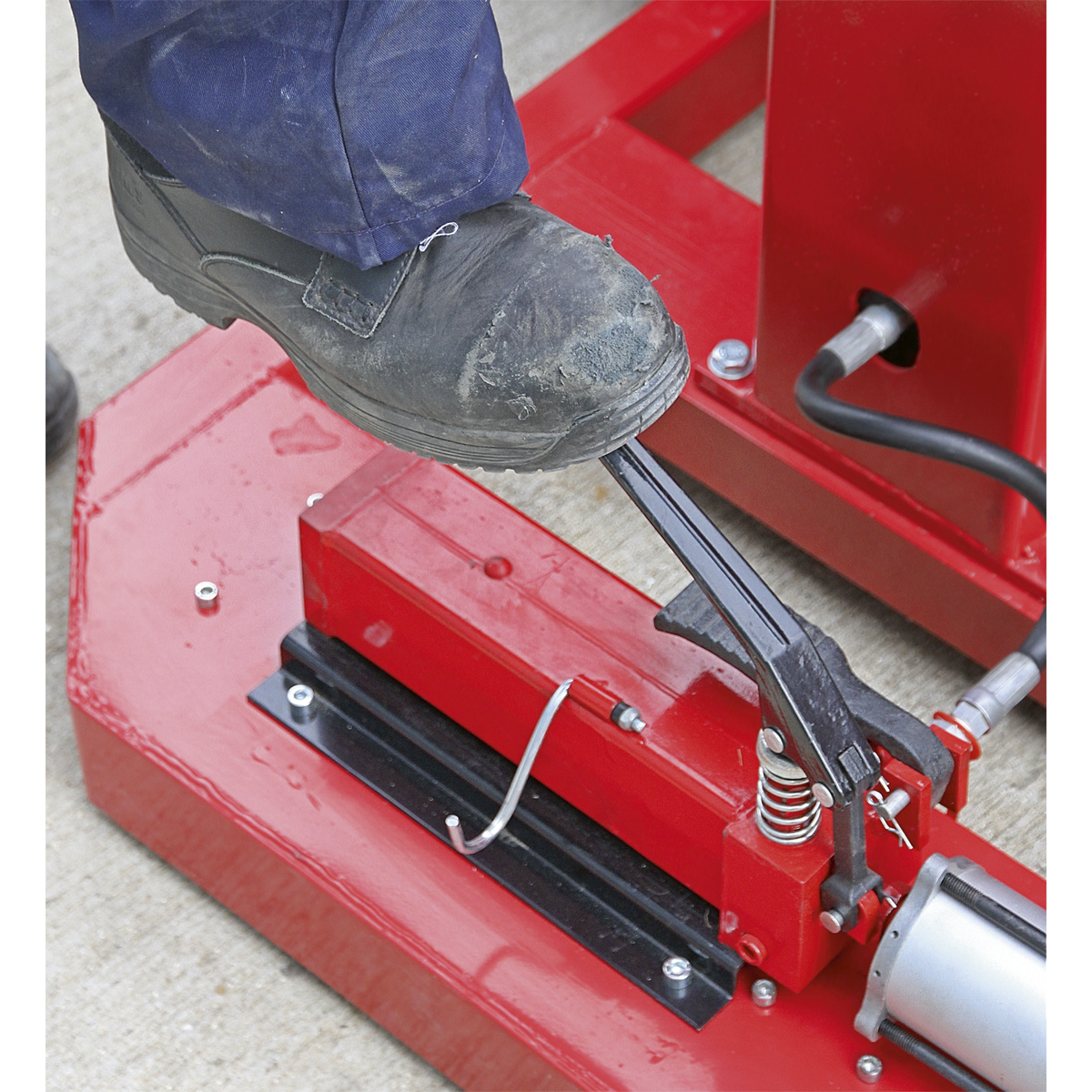 Sealey AVR1500FP Air/Hydraulic Vehicle Lift with Foot Pedal 1.5 Tonne
