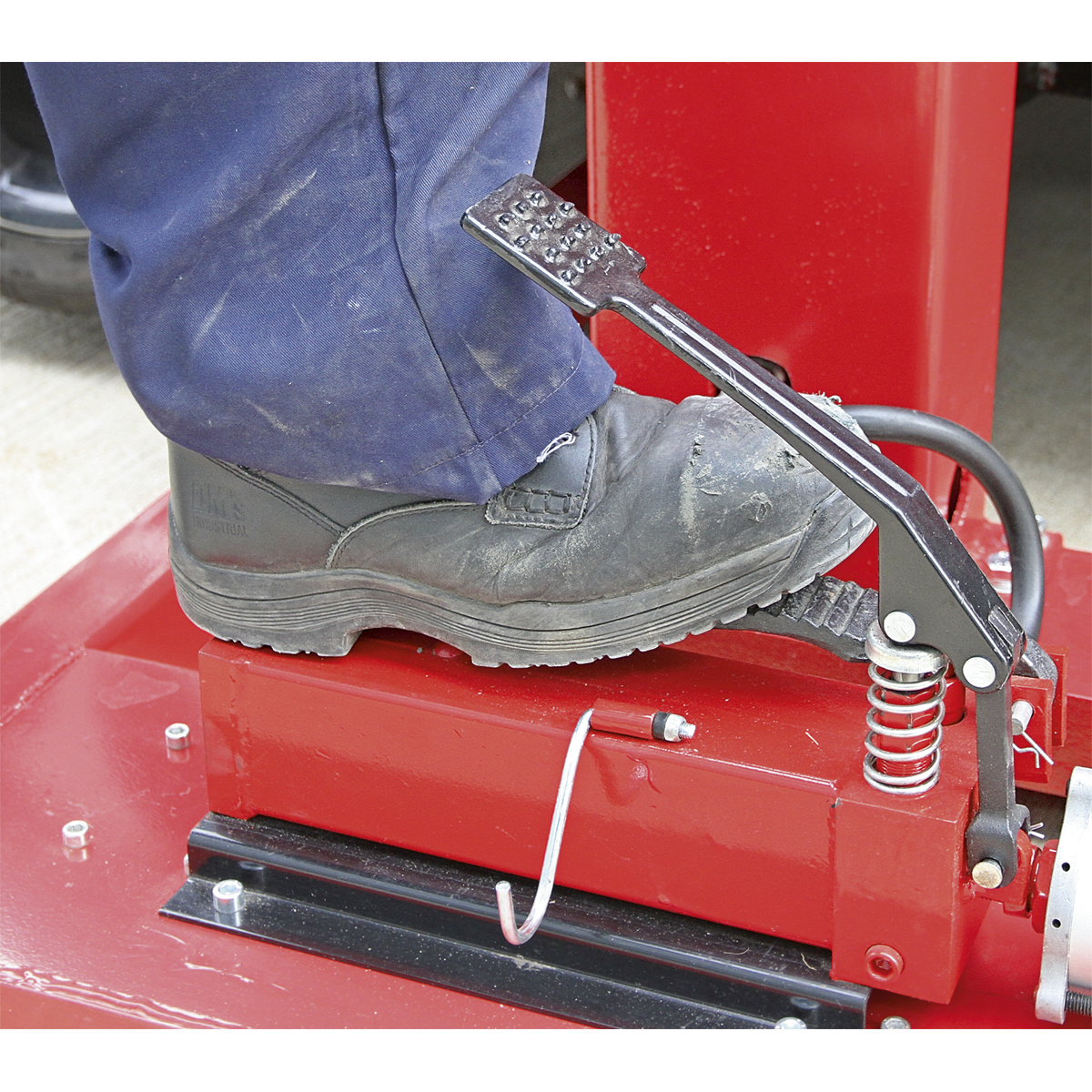 Sealey AVR1500FP Air/Hydraulic Vehicle Lift with Foot Pedal 1.5 Tonne