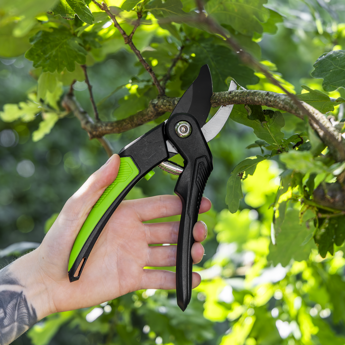 Sealey GTSG004 Bypass Secateurs with Soft Grip Handle, 3-Stage Safety Lock & Carbon Steel Blade, 220mm
