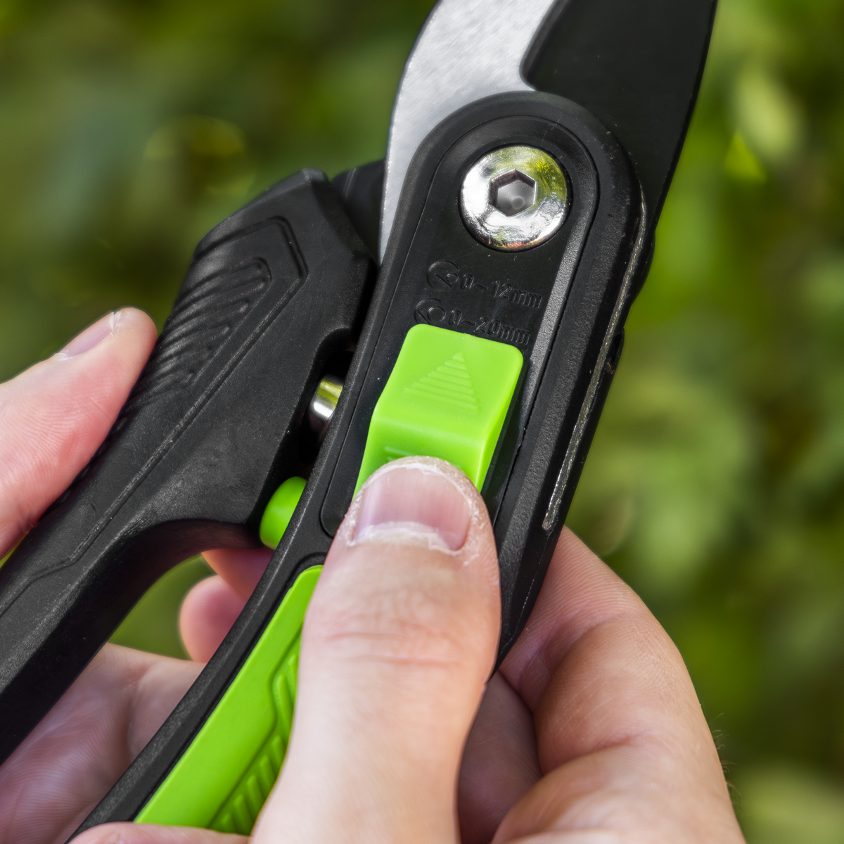 Sealey GTSG004 Bypass Secateurs with Soft Grip Handle, 3-Stage Safety Lock & Carbon Steel Blade, 220mm