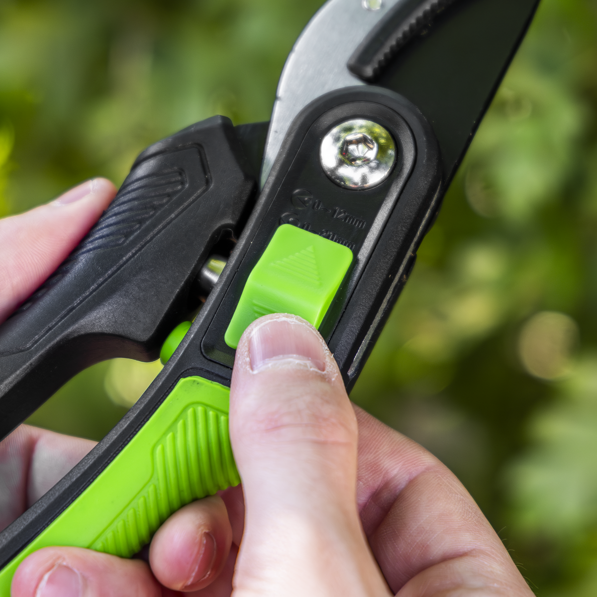 Sealey GTSG005 Anvil Secateurs with Soft Grip Handle, 3-Stage Safety Lock & Carbon Steel Blade, 220mm