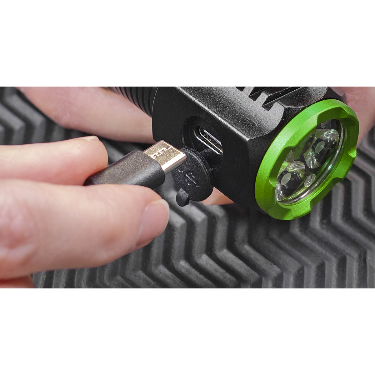 Sealey LED2500SB Super Beam 2500lm Rechargeable SMD LED 24W Pocket Light