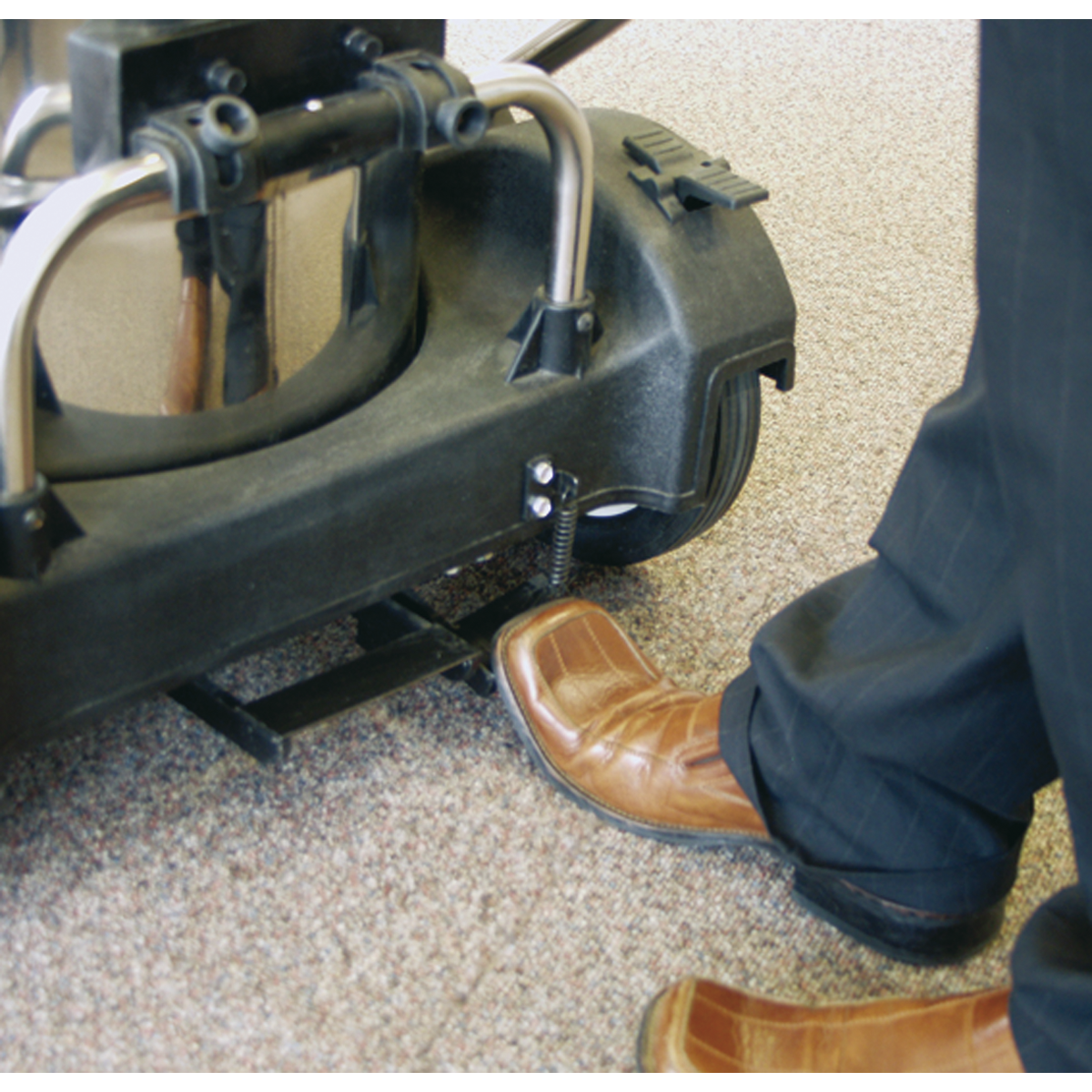 Sealey PC477 Industrial Vacuum Cleaner Wet & Dry Stainless Steel Drum with Swivel Emptying 77L 2400W