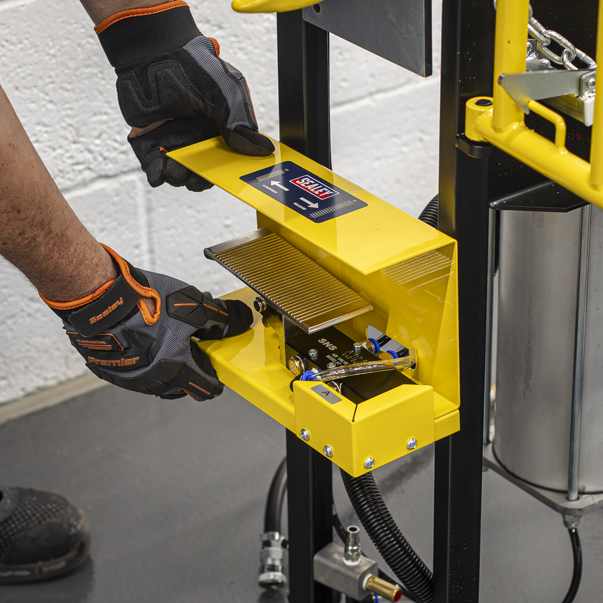 Sealey RE300 Air Operated Coil Spring Compressor 1000kg