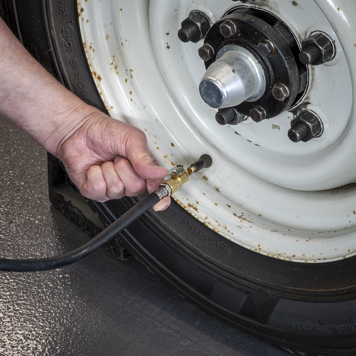 Sealey SA9302 Tyre Inflator with Pressure Gauge and Clip-On Connector