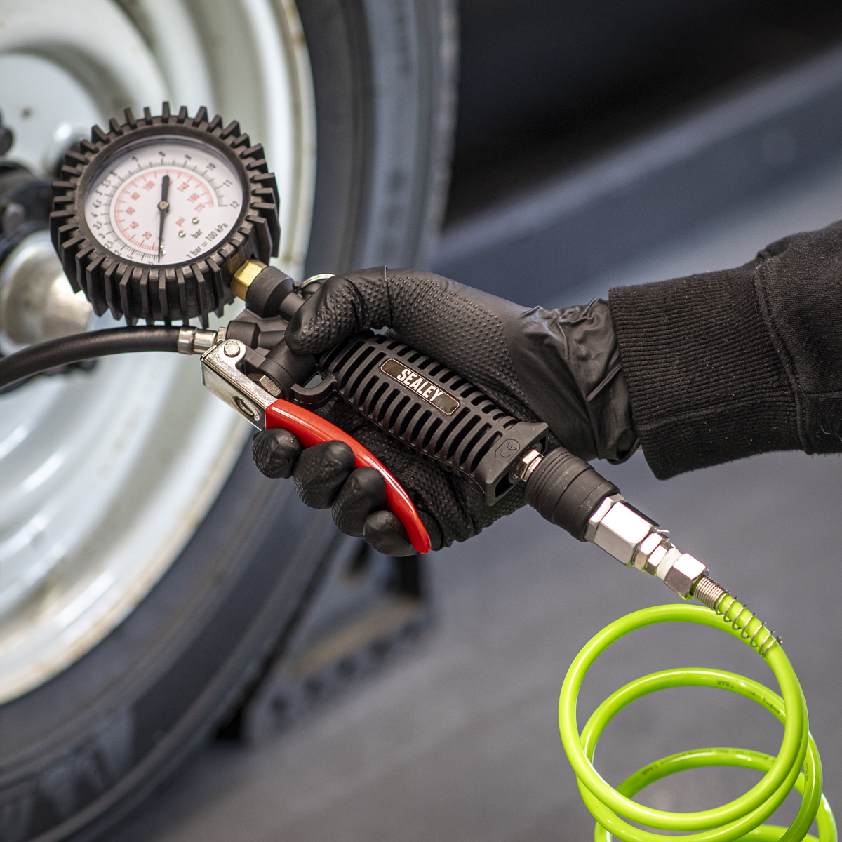 Sealey SA9302 Tyre Inflator with Pressure Gauge and Clip-On Connector
