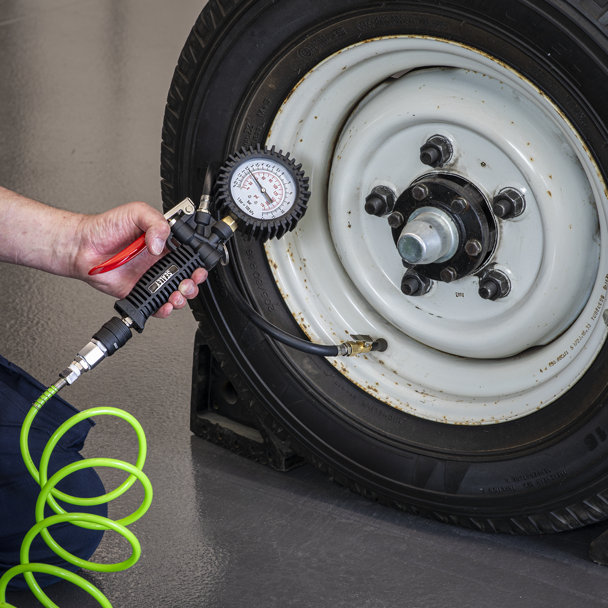 Sealey SA9302 Tyre Inflator with Pressure Gauge and Clip-On Connector