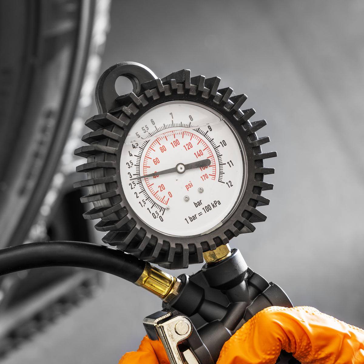 Sealey SA9304 Tyre Inflator with Clip-On Connector