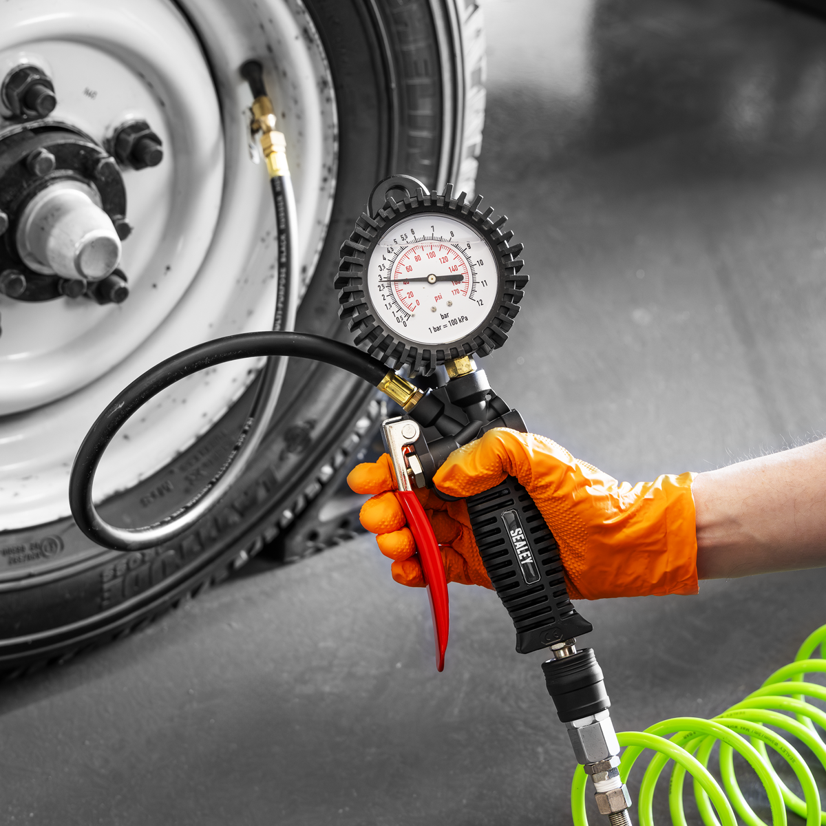 Sealey SA9304 Tyre Inflator with Clip-On Connector