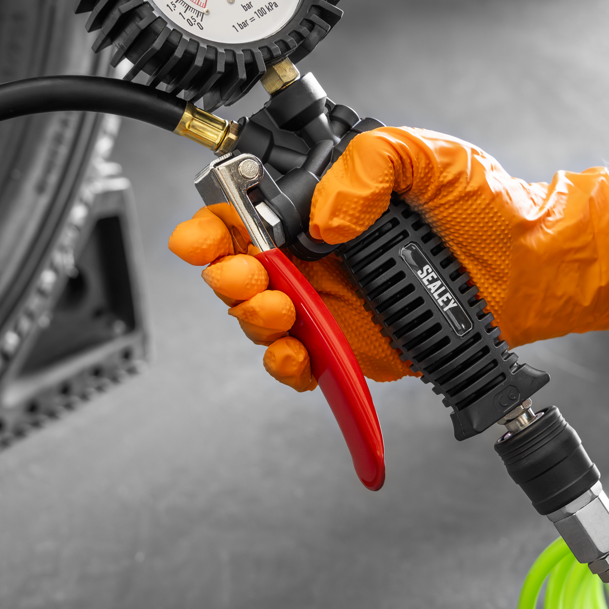 Sealey SA9304 Tyre Inflator with Clip-On Connector