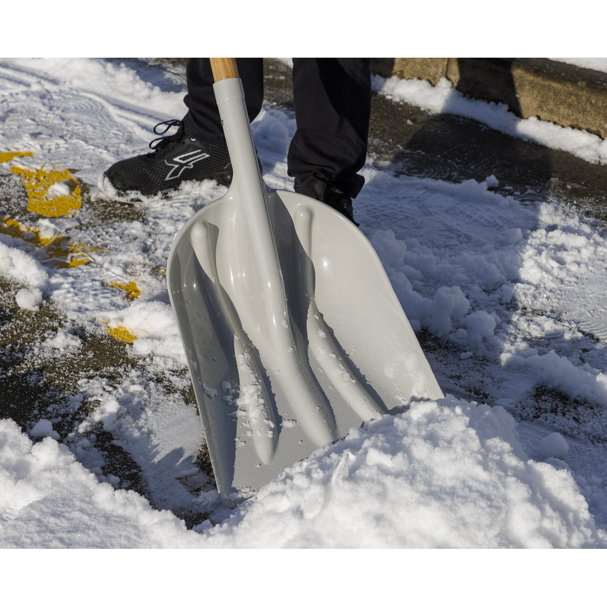 Sealey SS02 General-Purpose Shovel with 900mm Wooden Handle