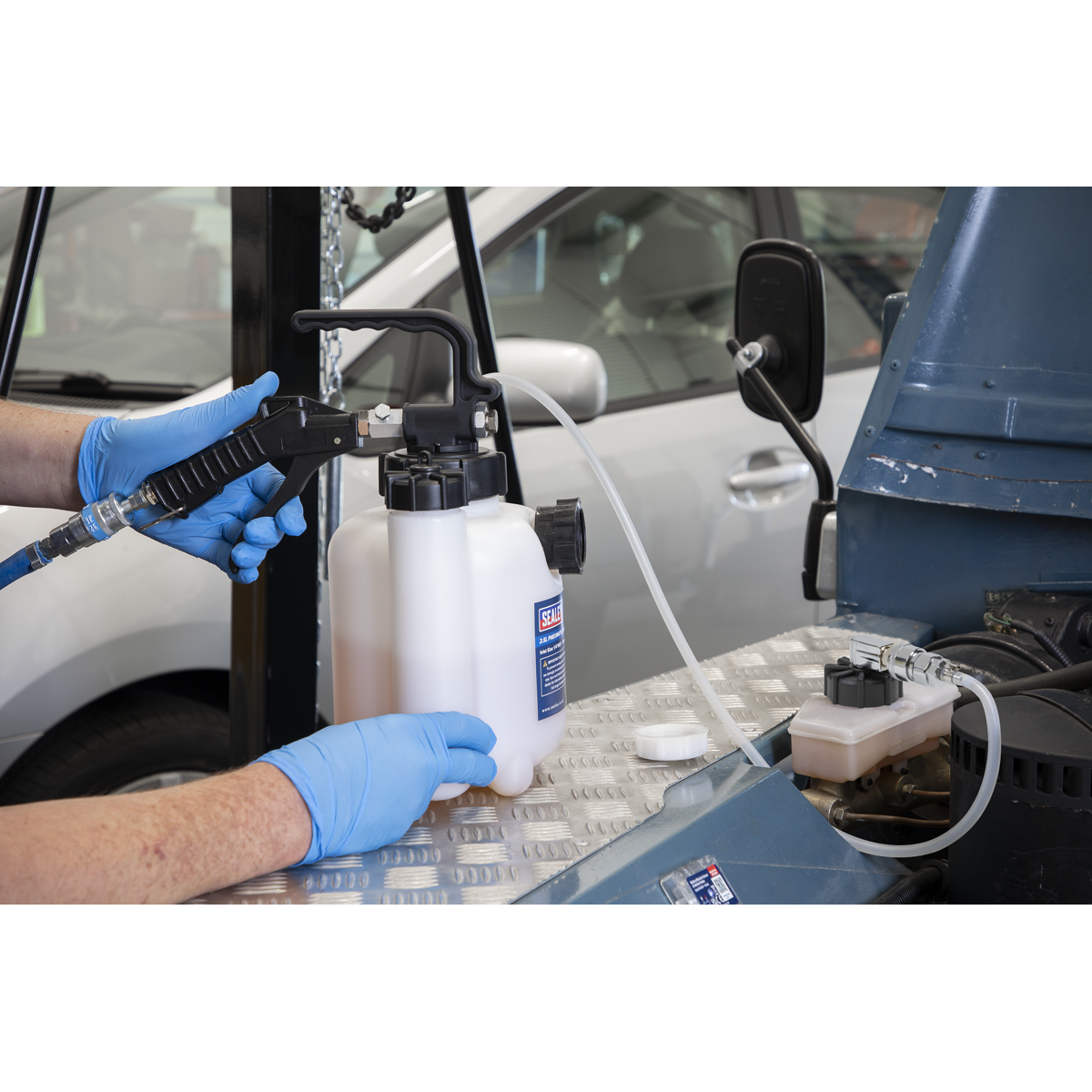 Sealey VS830 Pneumatic Brake & Clutch Bleeder 2.5L