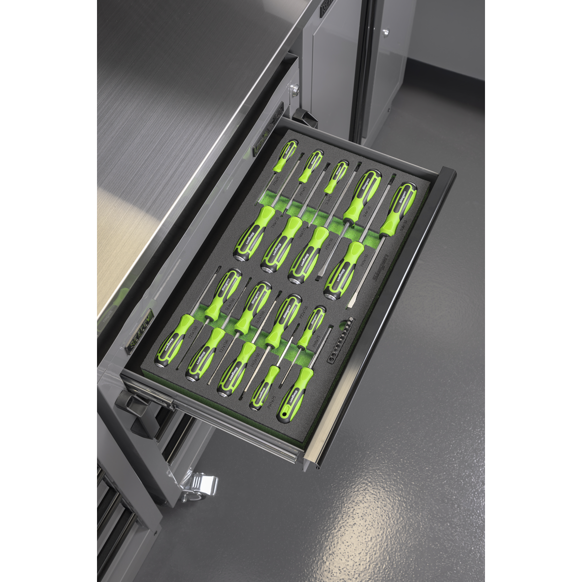 Siegen S01281 Siegen Hammer-Thru Screwdriver, Bit Driver & Bit Set with Tool Tray 28pc