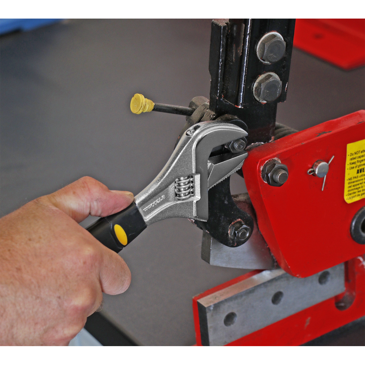 Siegen S0854 Siegen Adjustable Wrench with Extra-Wide Jaw Capacity 200mm