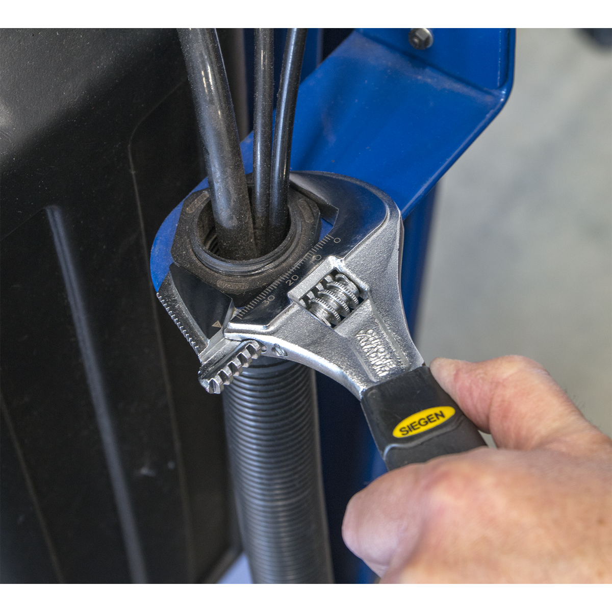 Siegen S0854 Siegen Adjustable Wrench with Extra-Wide Jaw Capacity 200mm