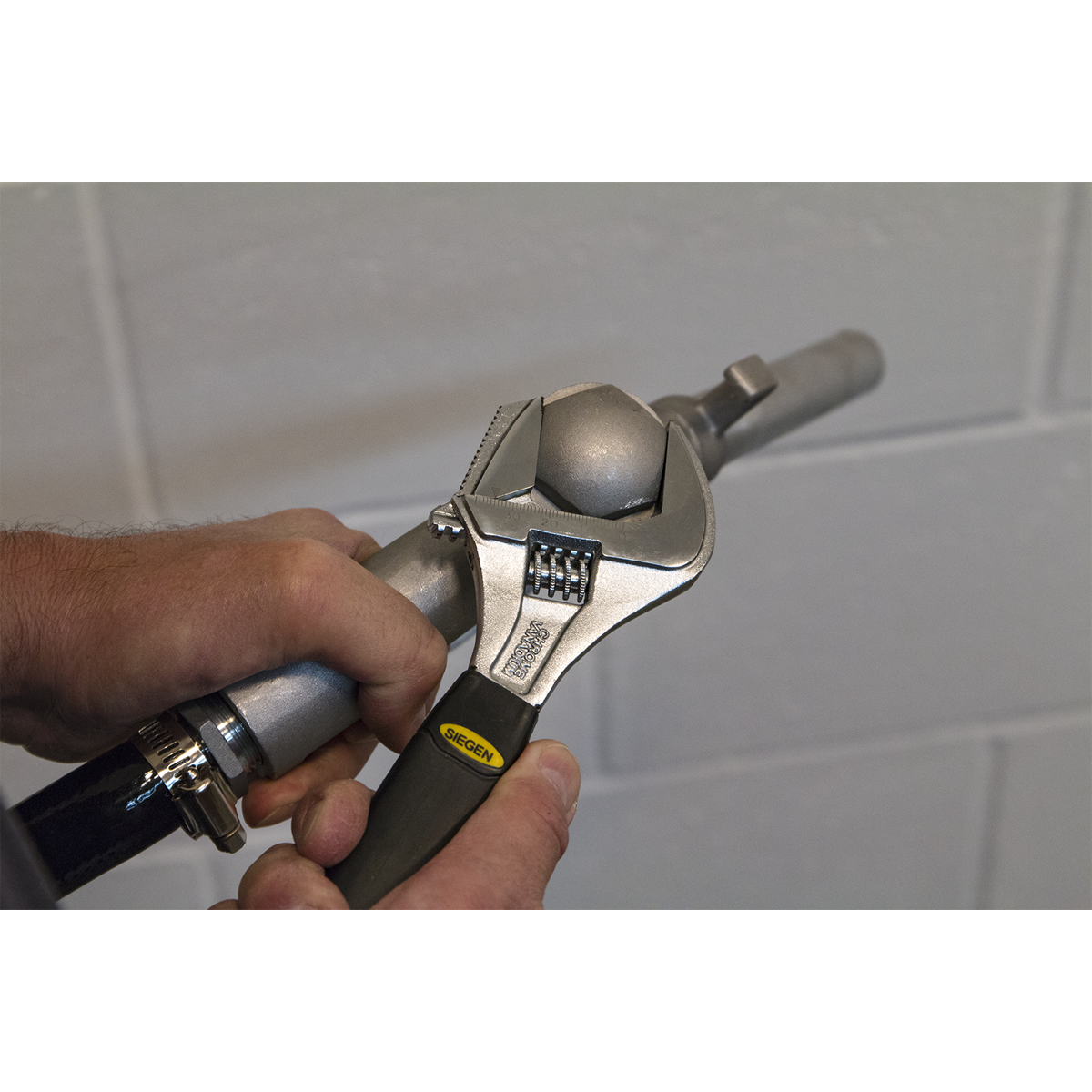 Siegen S0854 Siegen Adjustable Wrench with Extra-Wide Jaw Capacity 200mm