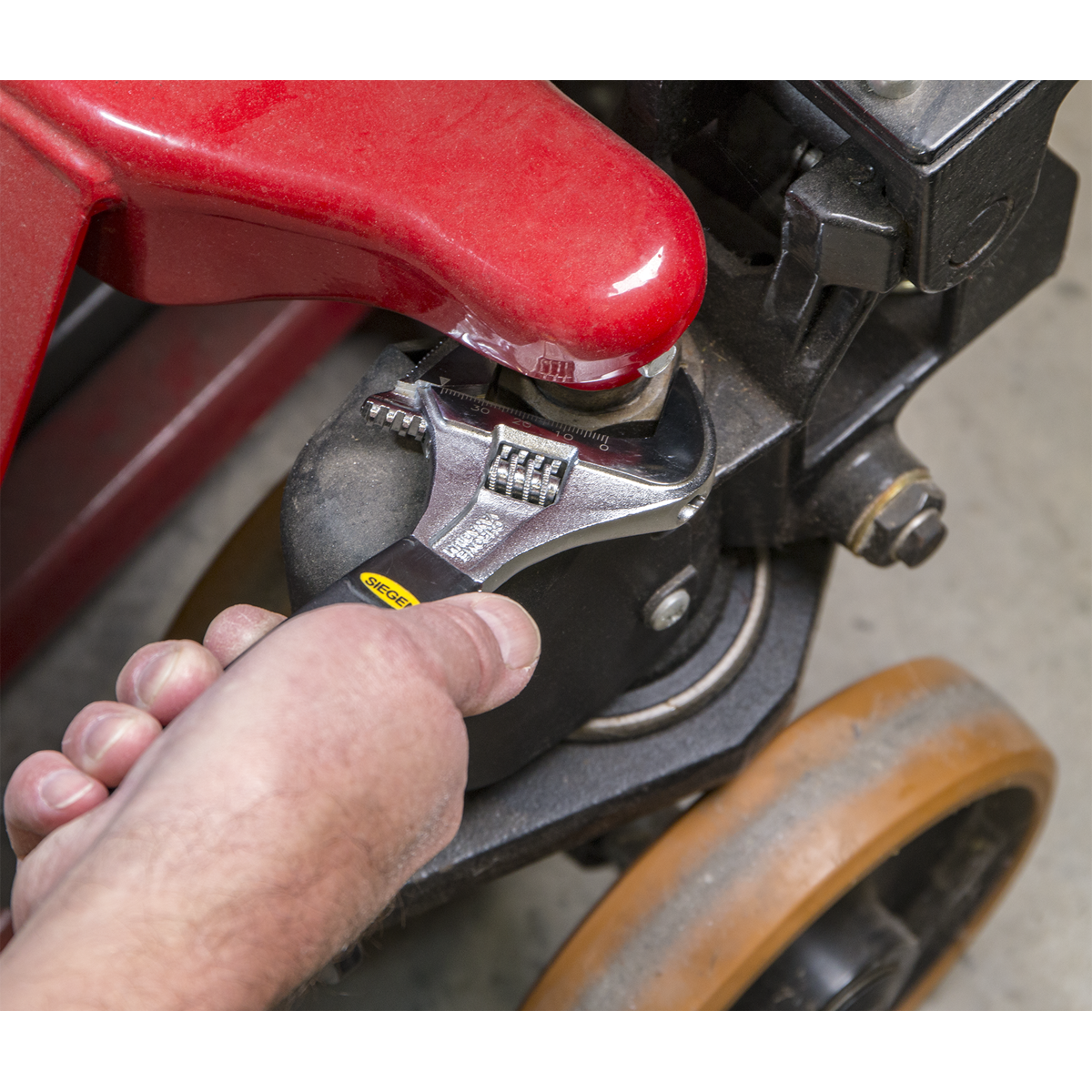 Siegen S0854 Siegen Adjustable Wrench with Extra-Wide Jaw Capacity 200mm